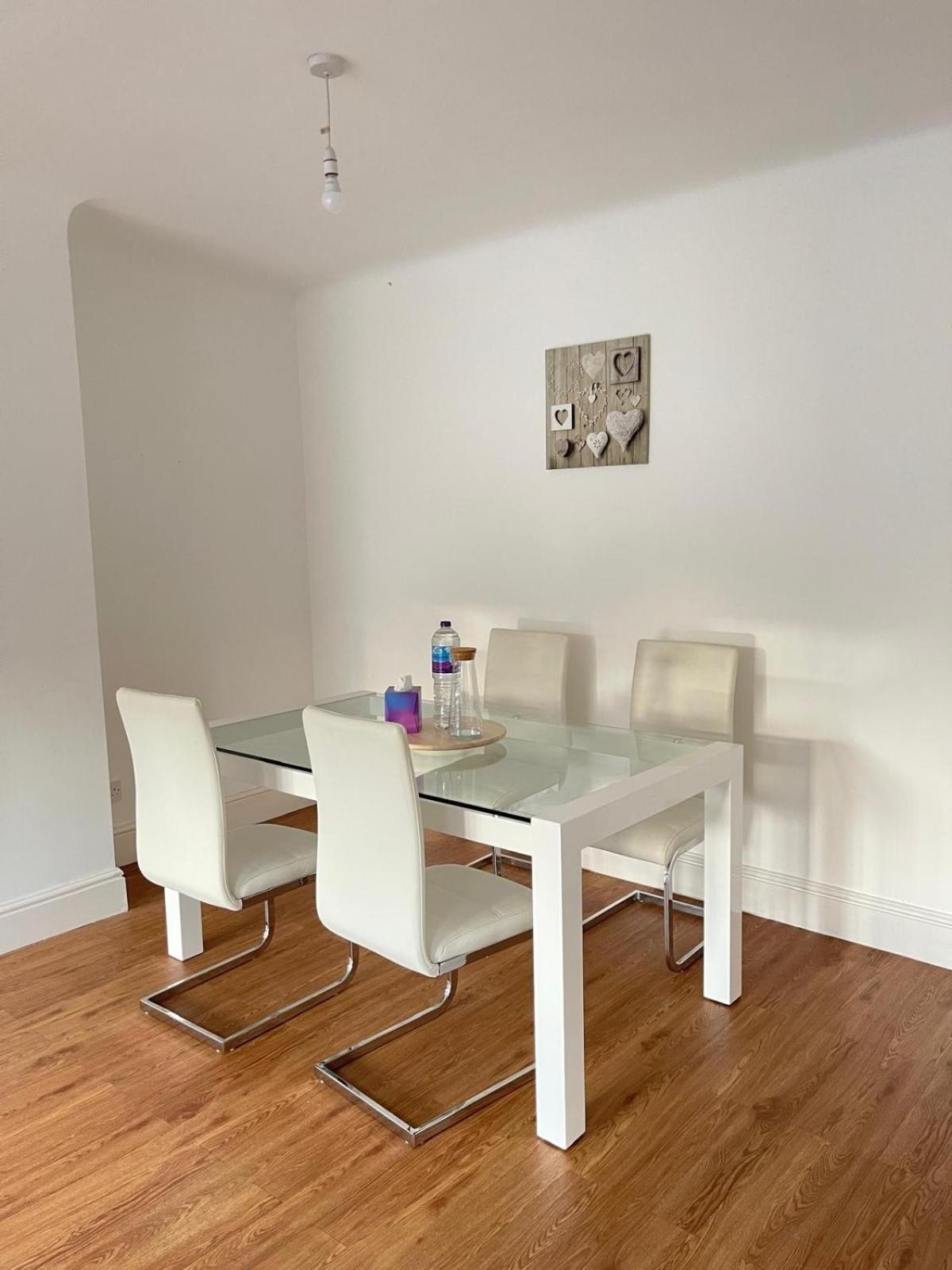 Holiday home Spacious 3 Bed With Driveway *