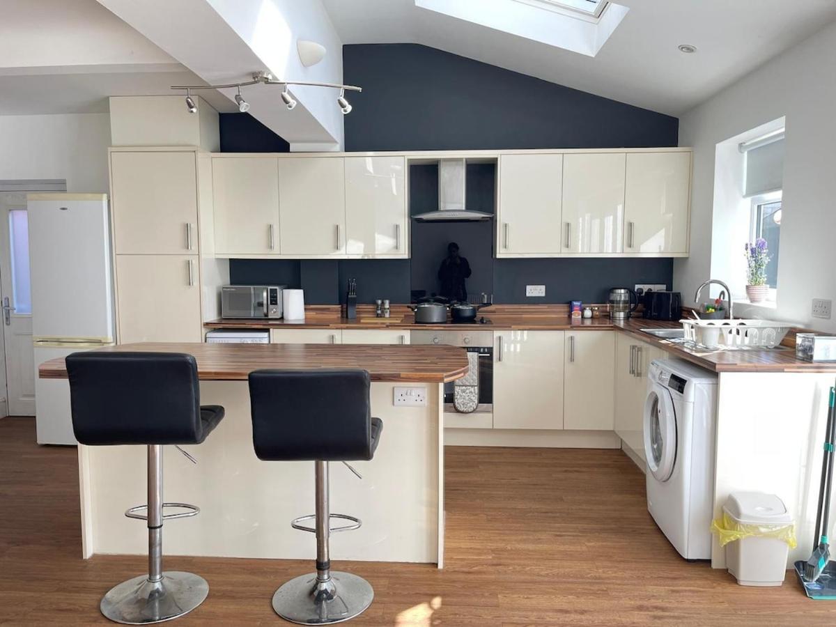 Spacious 3 Bed With Driveway *