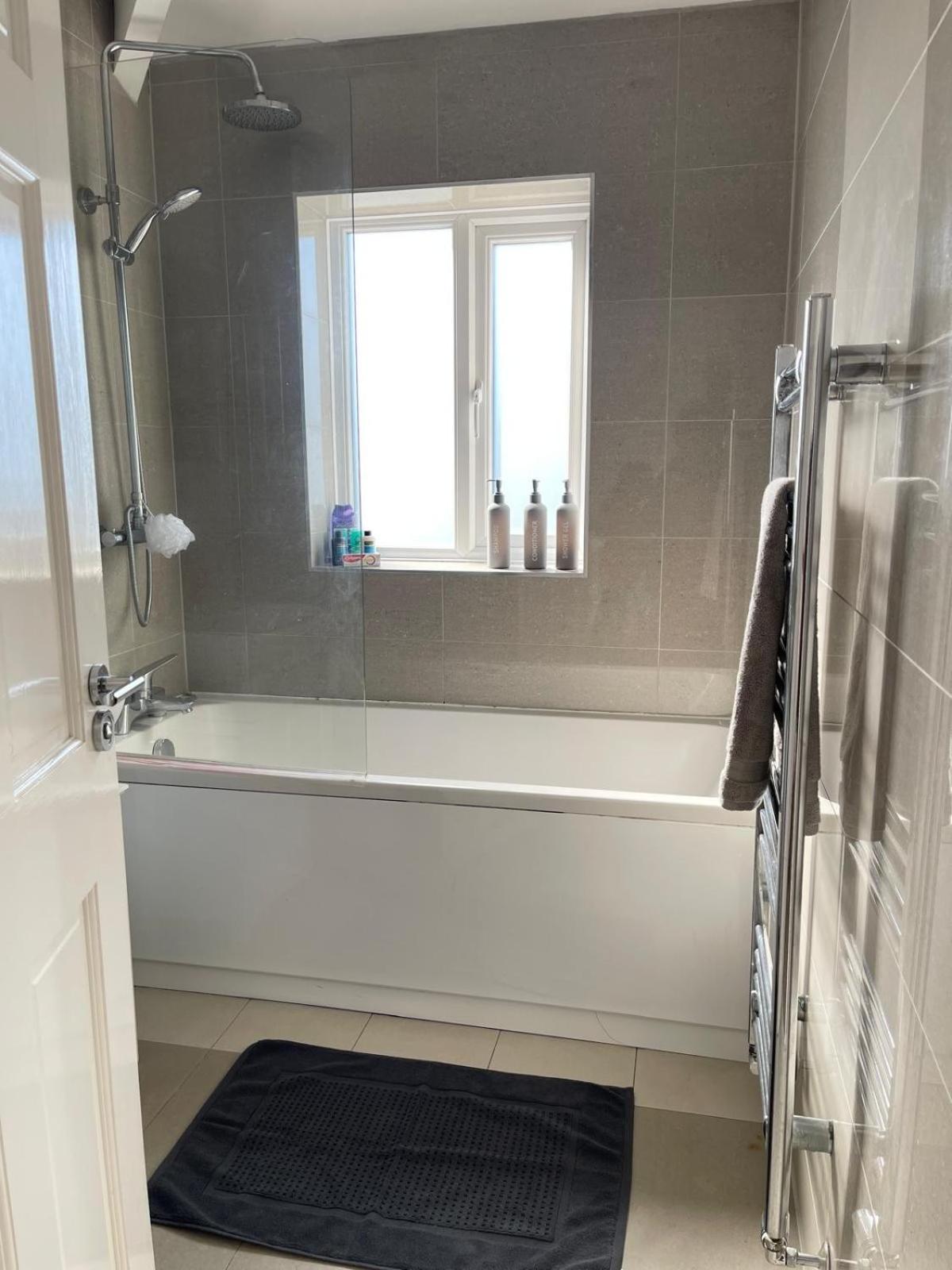 Spacious 3 Bed With Driveway * Manchester
