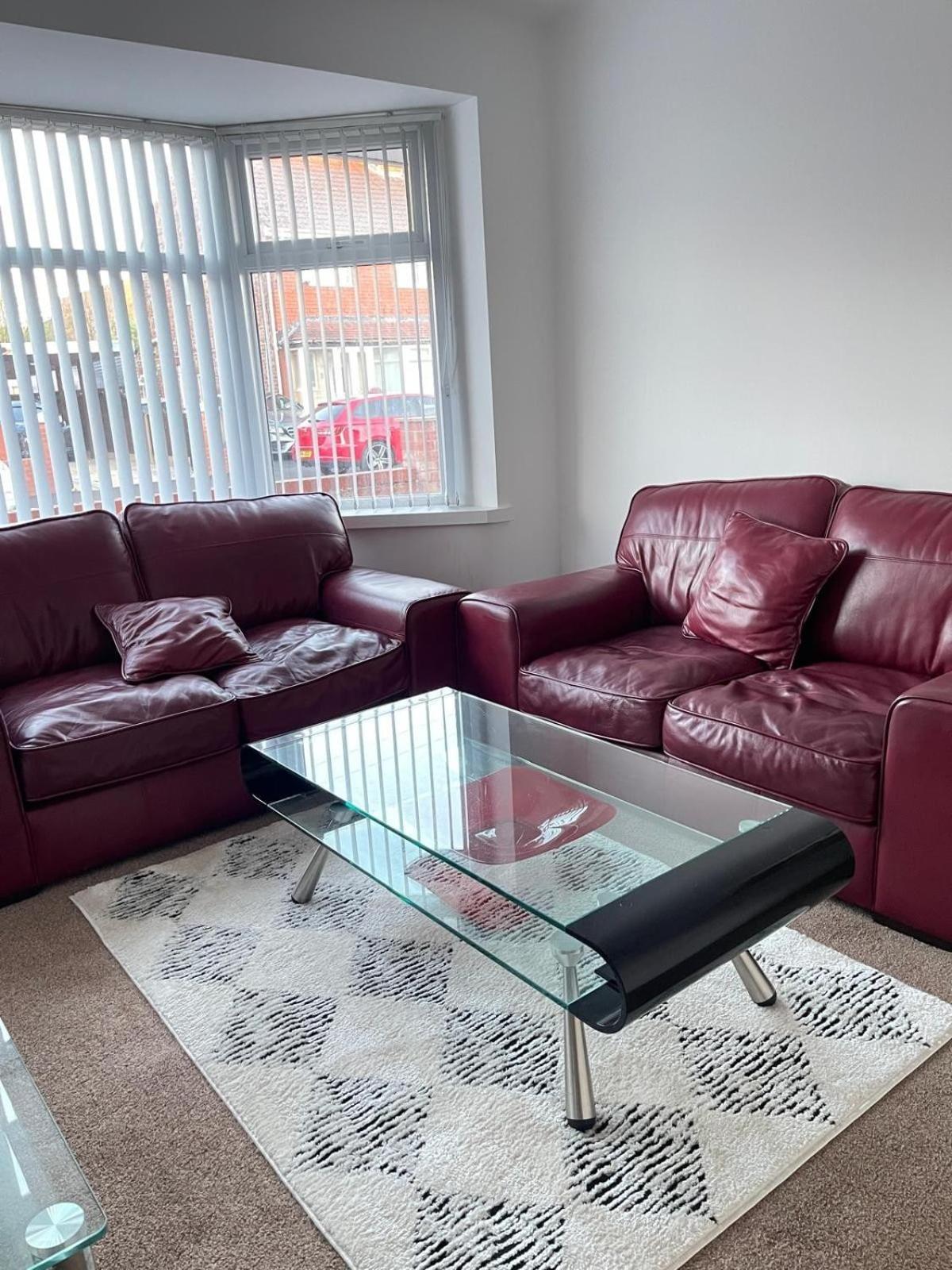 Holiday home Spacious 3 Bed With Driveway *