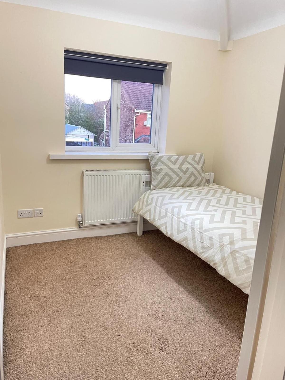 Spacious 3 Bed With Driveway *